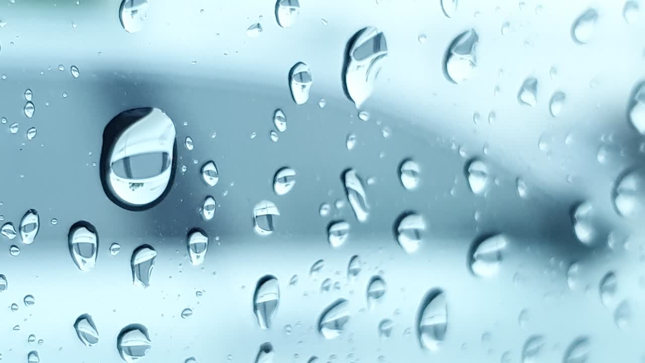gotas de lluvia en el parabrisas. archivo 1