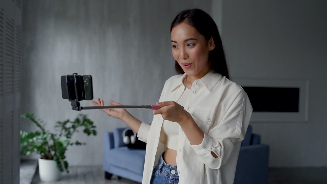 mujer influyente transmitiendo en streaming, haciendo videollamadas en línea