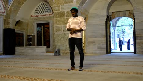 African-worship-in-mosque