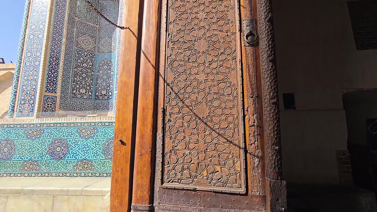 Porta di legno intagliata finemente all'ingresso di una moschea storica