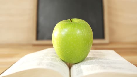 Cerca-De-Manzana-Verde-Con-Libro-Abierto