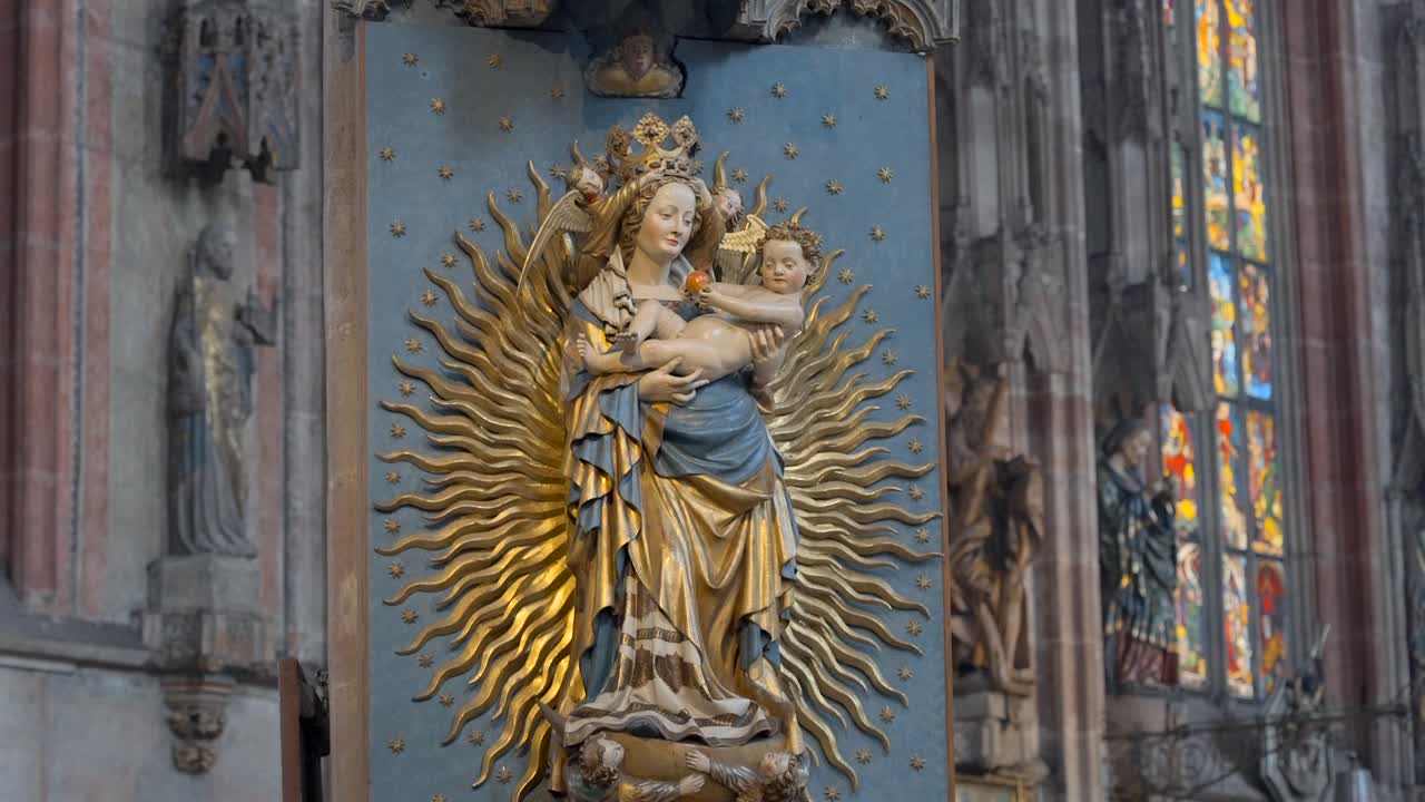 estatua de la virgen maría en una iglesia alemana