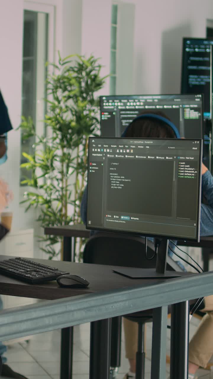 Lodret video: Softwareprogrammør, der føler sig stresset over at skrive kode foran computeren