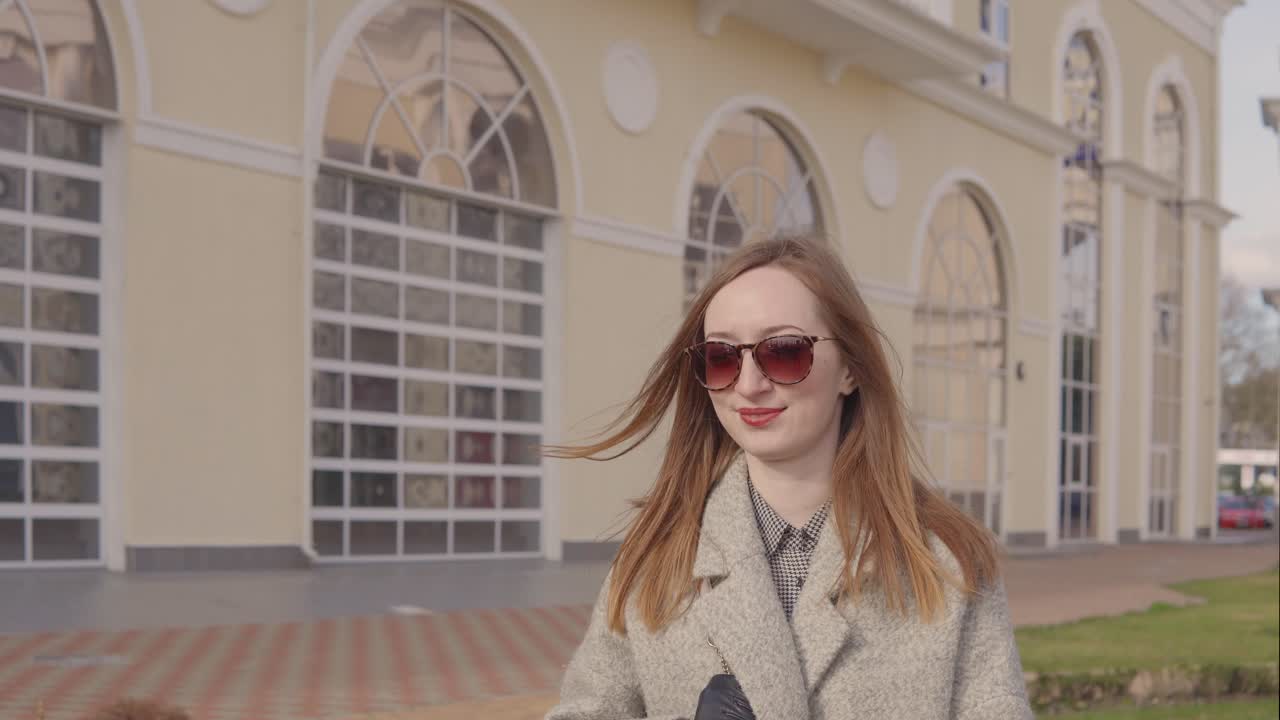 건물 앞에서 고 있는 여자