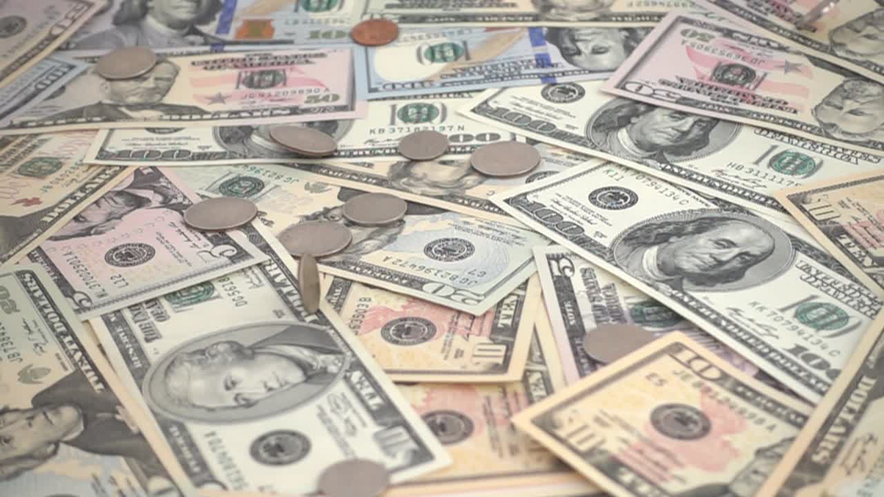 Monete degli Stati Uniti che cadono. Dollari statunitensi. Movimento rallentato. Riprese di denaro.
