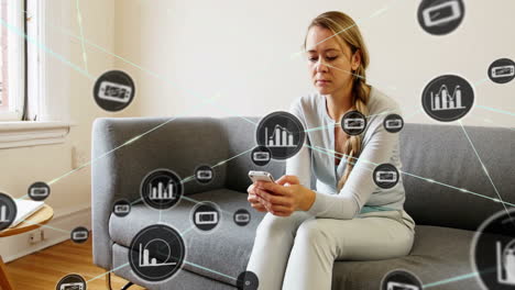 animación de la red de conexiones con íconos gráficos sobre mujer caucásica usando teléfono inteligente