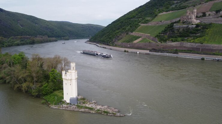 Nave da crociera che naviga sul fiume Reno tra paesaggi di castelli tedeschi.