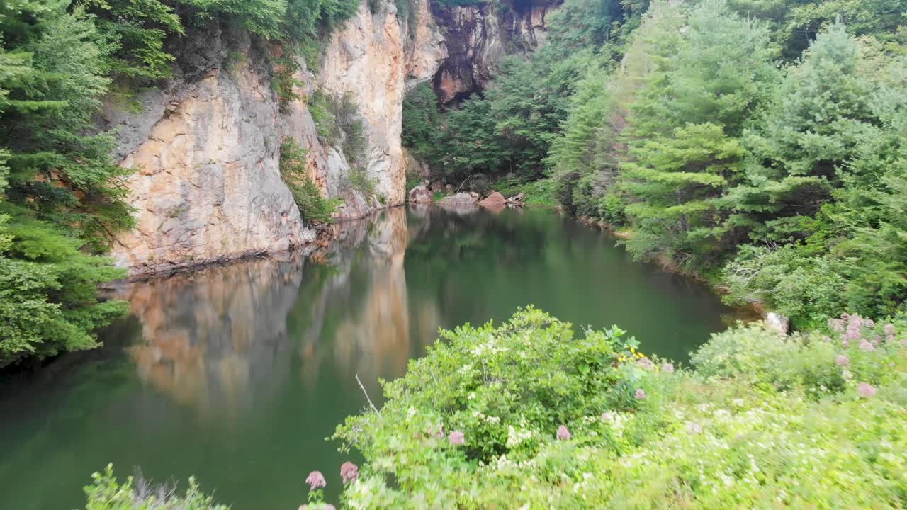 video de drones de 4k de la hermosa cala en el estanque de la rama de burnett en el pueblo esmeralda cerca de la pequeña suiza, nc el día de verano