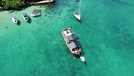 tour en barco pirata sobre un arrecife cristalino en el océano brasileño