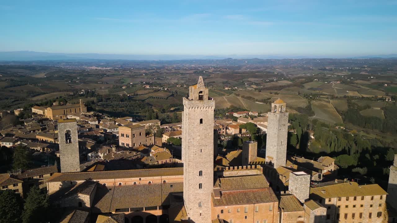una toma de drone al revés revela las épicas torres medievales en san gimignano, italia