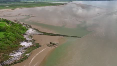 Wolkenreflexionen-Bei-Ebbe-Mit-Blick-Aus-Großer-Höhe-Auf-Walducks-Wand-Und-Blick-Auf-Die-Weitere-Landschaft-An-Einem-Bewölkten,-Hellen-Frühlingstag-In-Silverdale,-Lancashire,-England,-Großbritannien