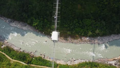 Espectacular-Vista-Aérea-Muy-Por-Encima-Del-Puente-Colgante-De-Kushma-Salto-En-Bungee