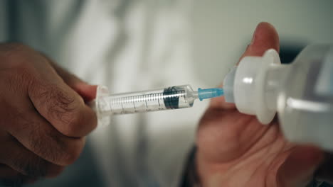 médico que prepara la inyección
