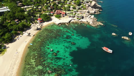 los viajeros van a koh tao, un paraíso de buceo en tailandia.