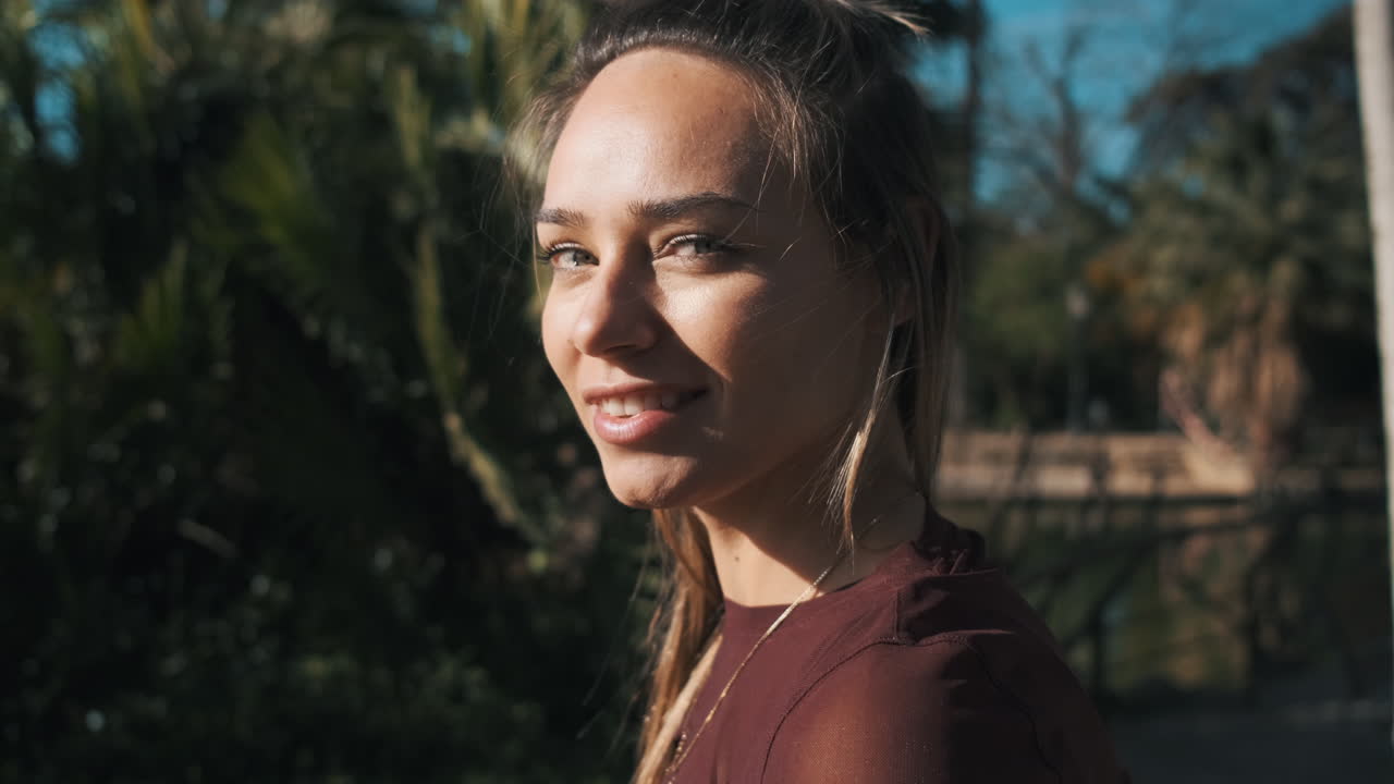 야외에서 백인 여성.