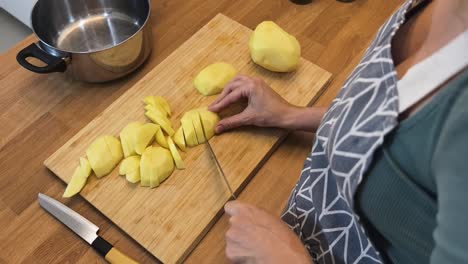 mujer cortando patatas