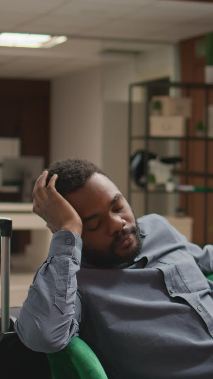 Video verticale Viaggiatori stanchi che soffrono di jet lag