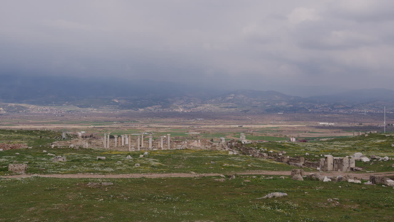 라오디케아 의 고대 유적 들 의 풍경