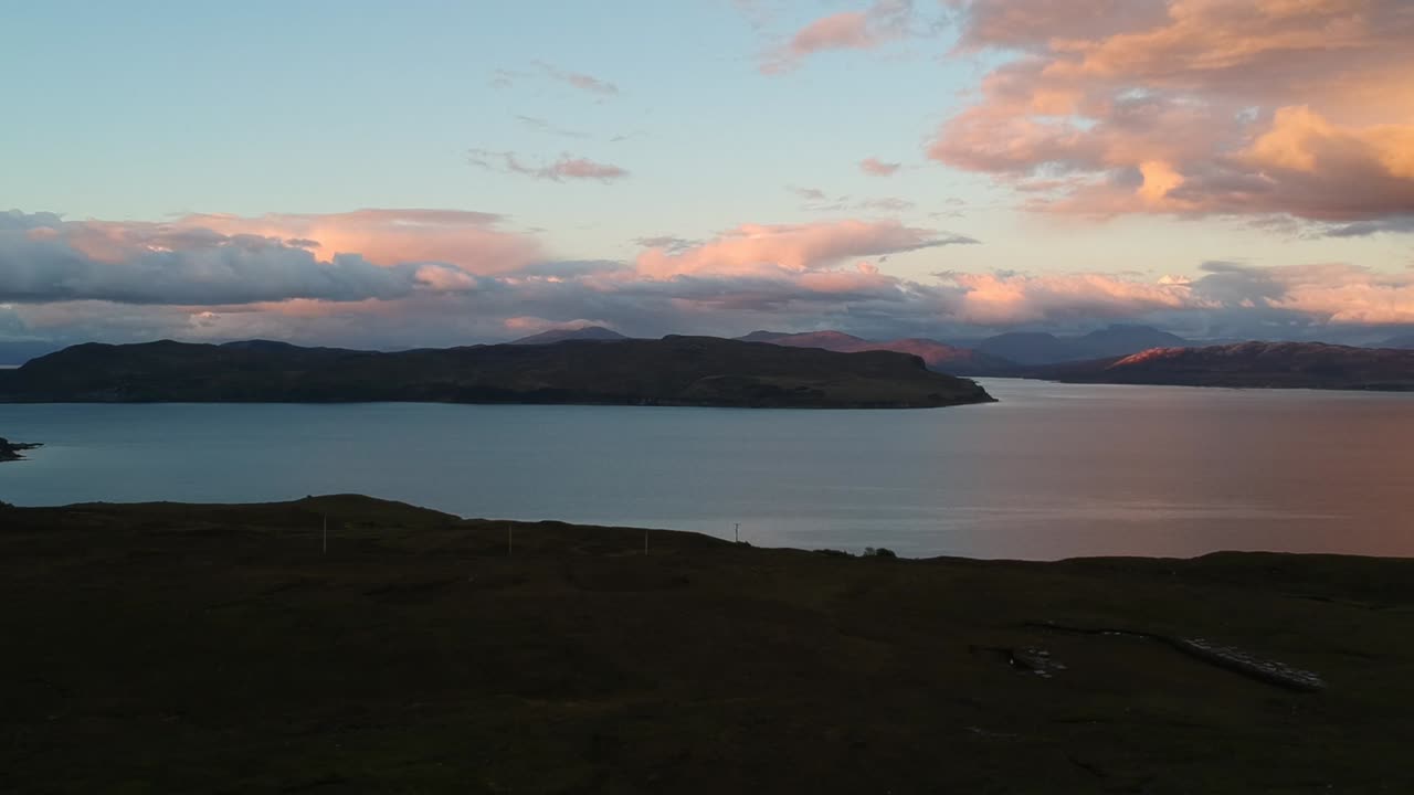 스코틀랜드 산악 호수의 골든 아워 패닝 드론 샷