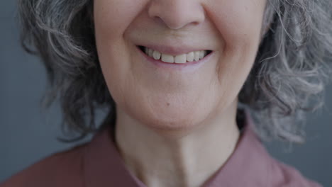 retrato de una mujer mayor sonriente