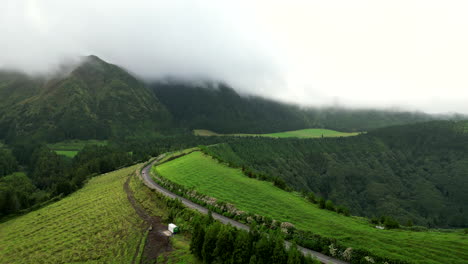 Carreteras-De-La-Isla-Brumosa-En-Sao-Miguel,-En-Las-Azores