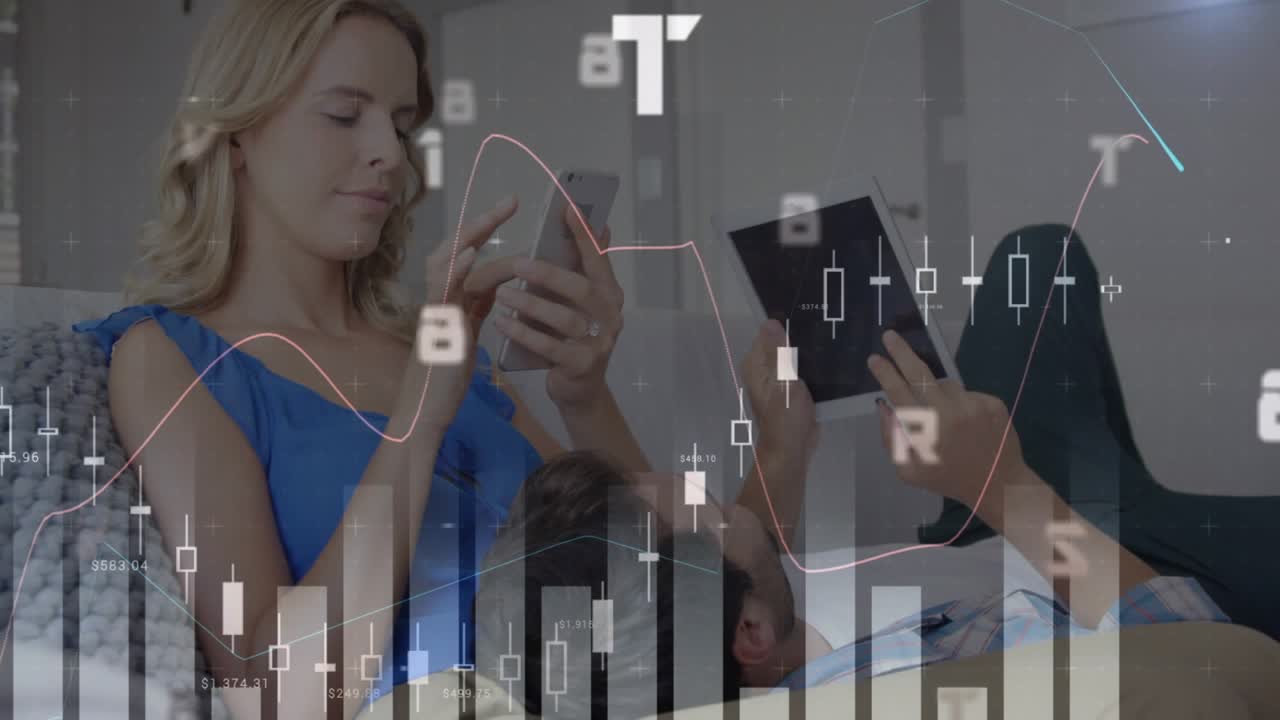 Animación de letras y números cambiantes, procesamiento de datos sobre una pareja caucásica usando dispositivos en casa