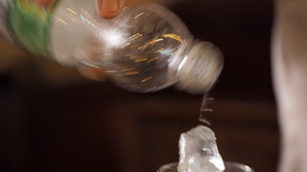 쿠바 하바나 바에서 음료 준비