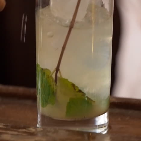 preparar bebida en el bar en la habana cuba