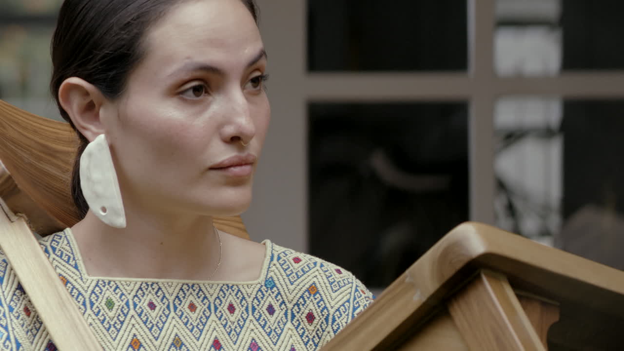 hermosa chica bailando entre sillas en el jardín en casa con vestido típico andino, arte de baile artístico