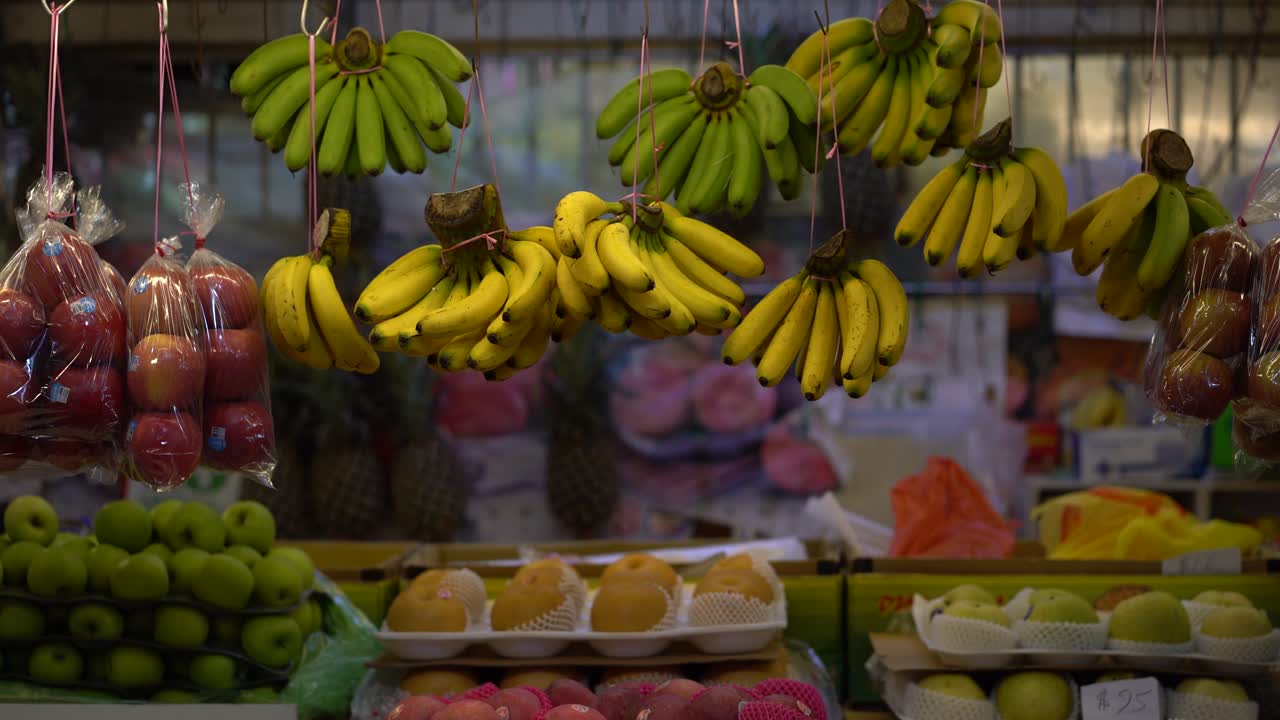 racimo de plátanos a la venta en el puesto de frutas, kovan wet market, singapur