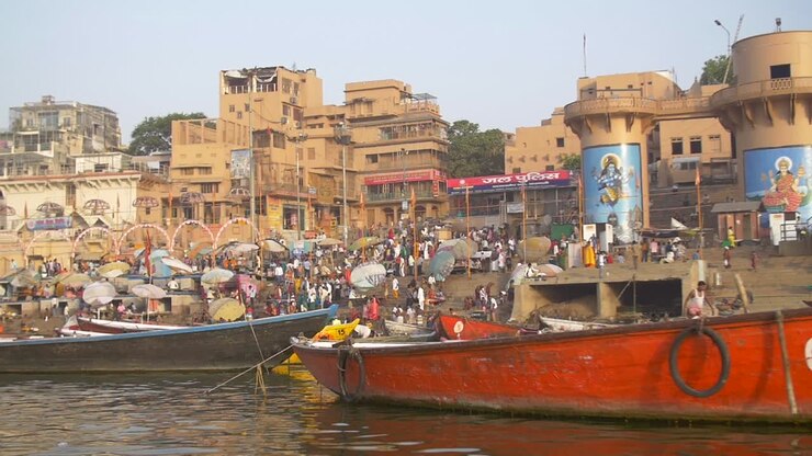 Panoramique lent sur des bateaux près du Dashashwamedh Ghat