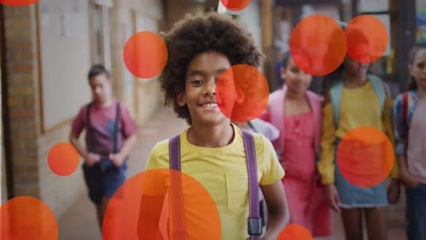 animación de puntos naranjas sobre un alumno biracial feliz con amigos diversos