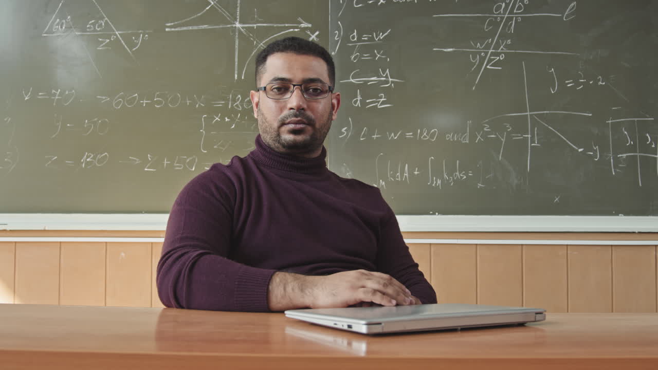 Ritratto di un professore di matematica con laptop