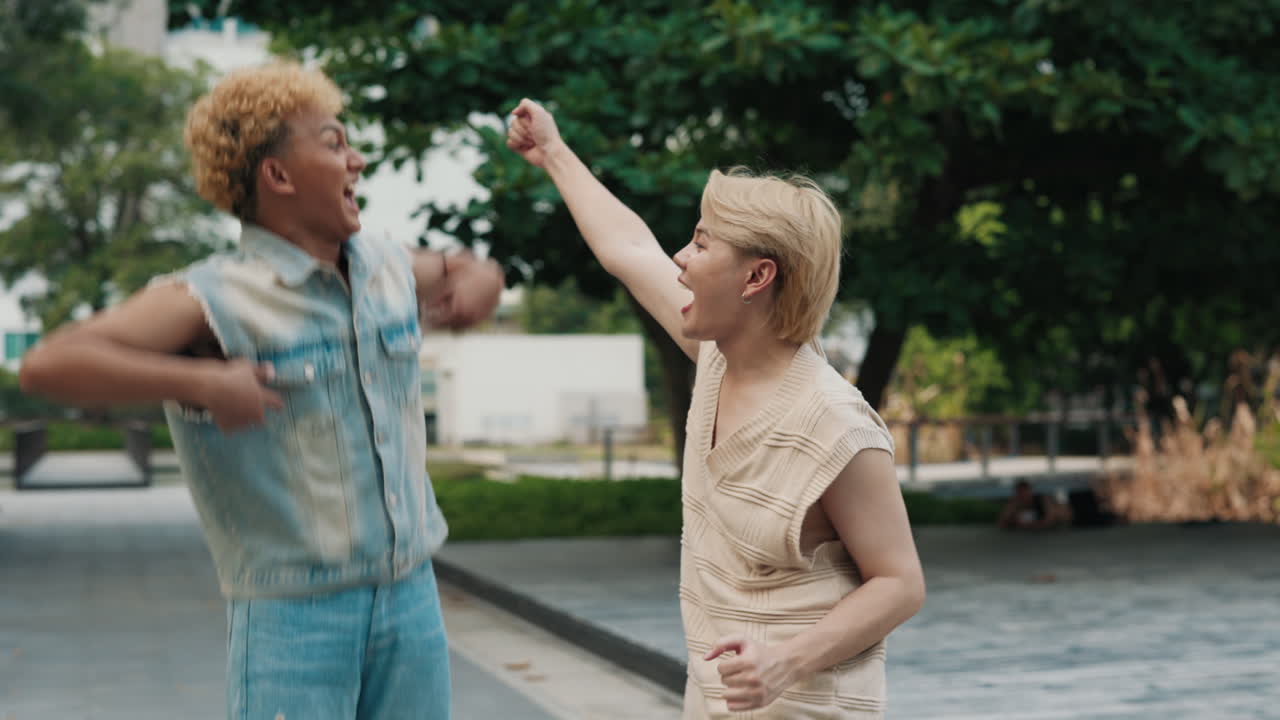 dos amigos divirtiéndose al aire libre