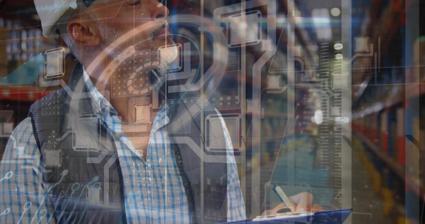 Responsabile di magazzino che revisiona l'inventario con sovrapposizione di dati digitali