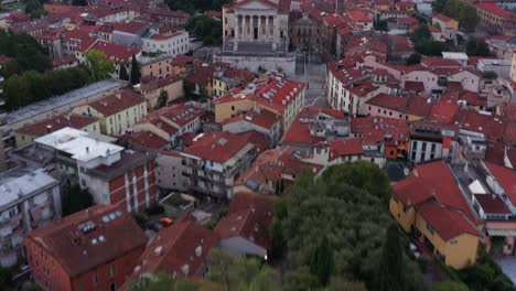 Schio-Stadt-Bei-Sonnenaufgang-Luftaufnahme-Drohne