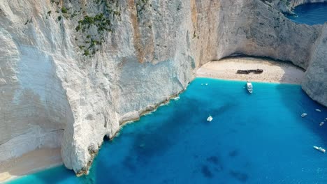 Antenne:-Schiffswrackstrand-Mit-Riesigen-Klippen-Und-Blauem-Wasser