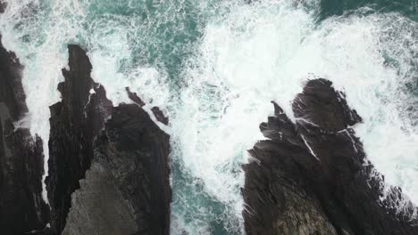fuertes olas golpeando las rocas, vía atlántica salvaje - cinemática 4k