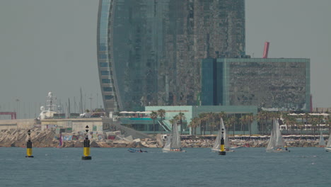 Barco-De-Vela-En-El-Mediterráneo-Frente-A-La-Costa-De-Barcelona