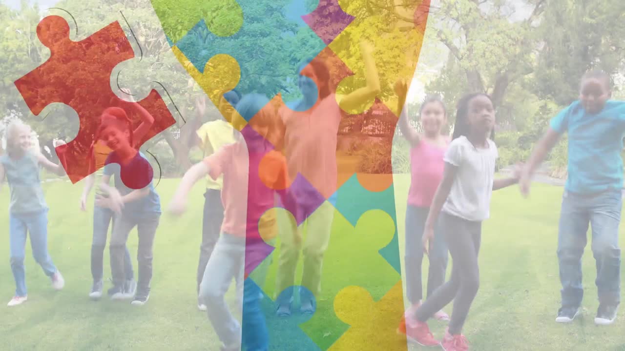 animación de piezas de rompecabezas coloridas creando manos de los escolares con el maestro