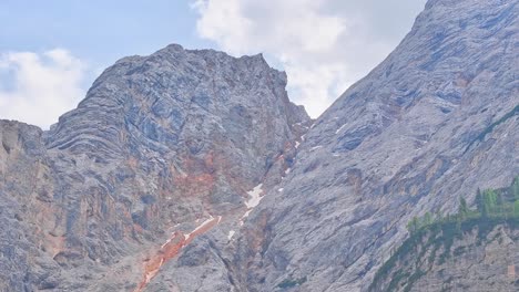 Atemberaubende-Pragser-Wildsee-Bucht,-Alpen,-Südtirol,-Italien