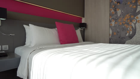 idea de un interior de dormitorio colorido con cama doble, tocador y decoración en la pared grande y el interior de una casa de paisaje blanco