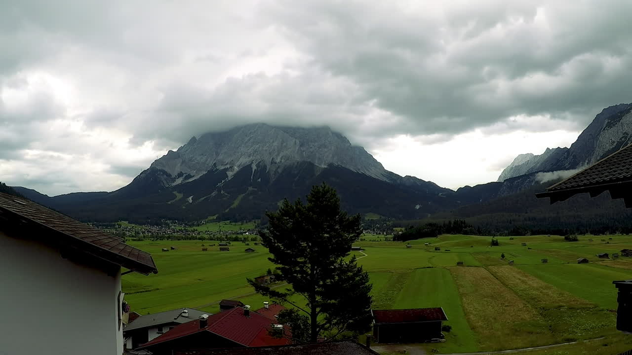 time-lapse de la dramática cumbre del zugspitze, la montaña más alta de los alpes alemanes