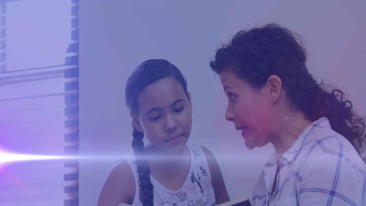 animación de rastros de luz sobre una mujer biracial y su hija leyendo libros