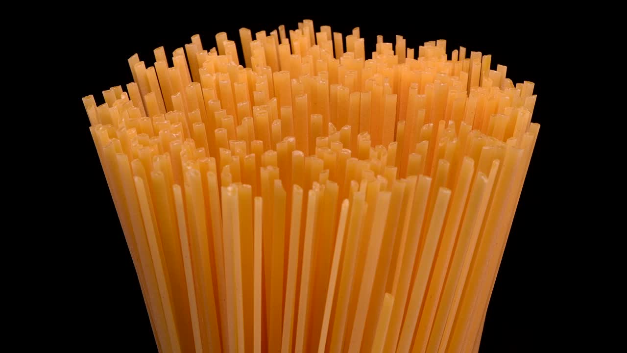 검은 바탕에 회전하는 스파게티