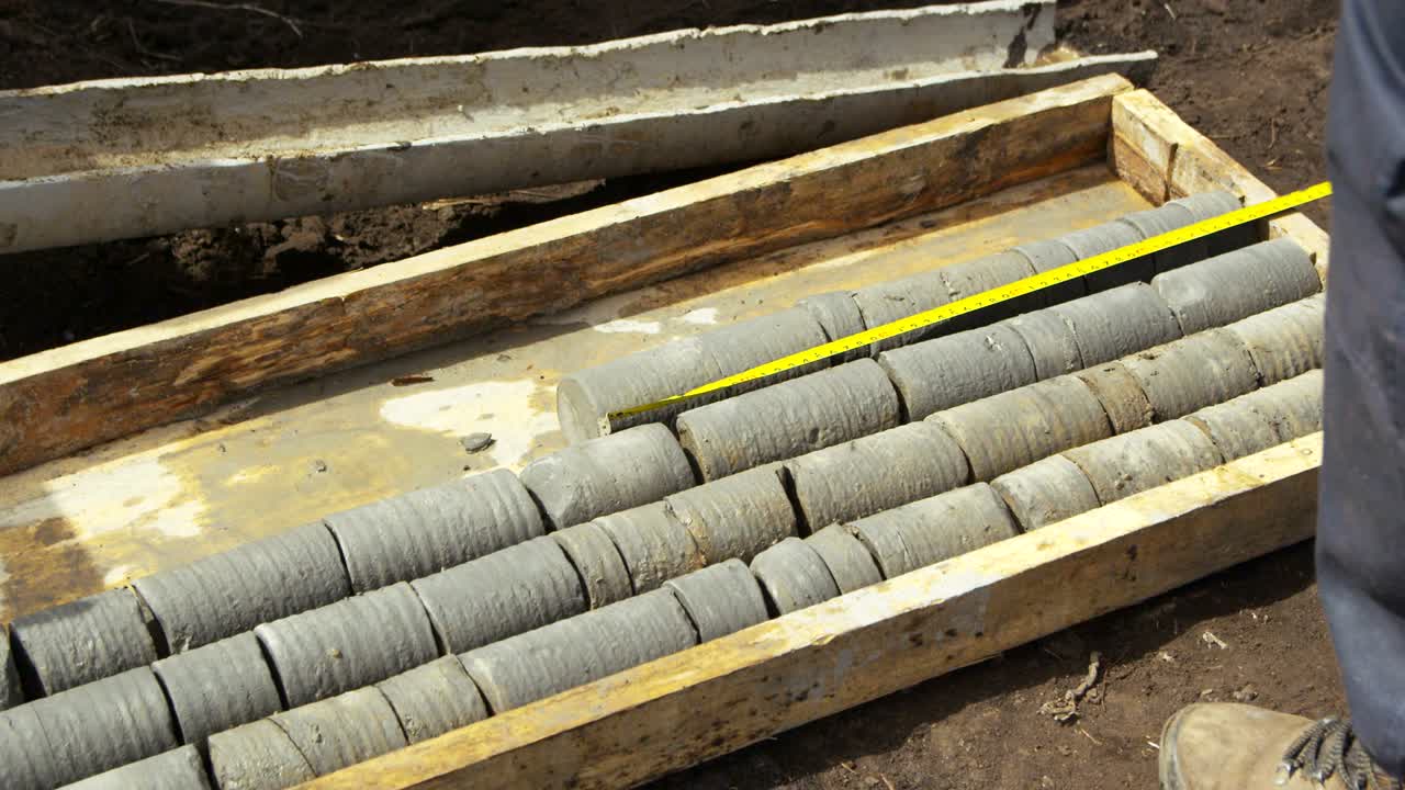 geodésico pone y mide muestras de suelo