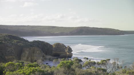 las olas rodando en la gran bahía