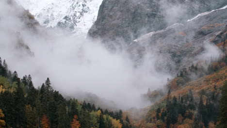 el valle de la montaña de otoño brumoso