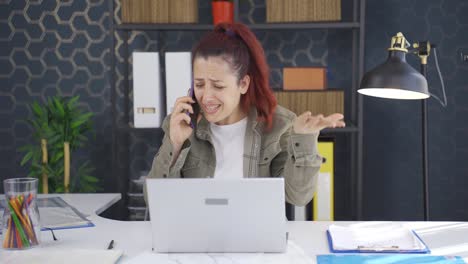 Estresada-Mujer-De-Negocios-Hablando-Por-Teléfono.