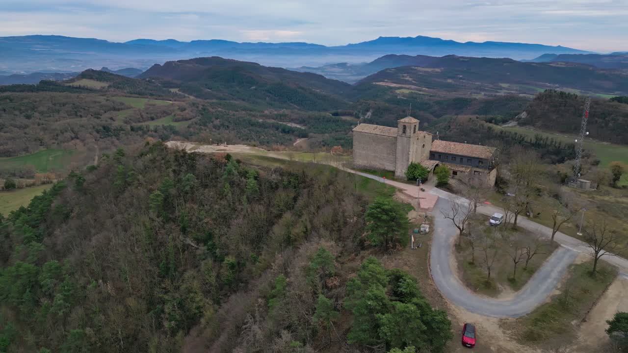la histórica iglesia de sant pere de casserres en el pintoresco campo de barcelona, vista aérea